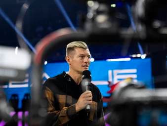 In seinem Podcast analysiert und kritisiert Toni Kroos den Fragesteller eines Interviews mit Joshua Kimmich - und löst damit ein geteiltes Echo aus.