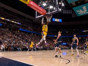 Die LA Lakers unterliegen in der NBA den Denver Nuggets, doch für LeBron James gibt es dennoch Grund zum Feiern: Der Basketball-Superstar sichert sich den nächsten Rekord.
