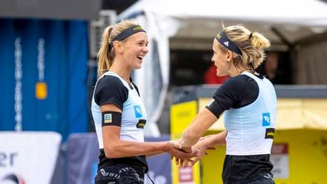 Laura Ludwig und Margareta Kozuch (l.) feiern einen ersten Sieg bei den Beach-Meisterschaften