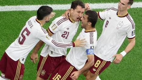 Spanien feiert Torschütze Mikel Oyarzabal (Nummer 21)