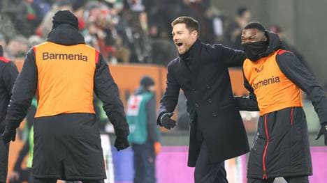 Coach Xabi Alonso jubelt über das Siegtor in Augsburg
