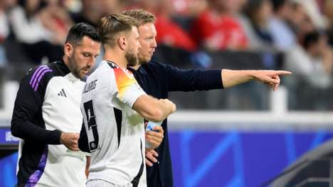 Julian Nagelsmann gibt Niclas Füllkrug Anweisungen