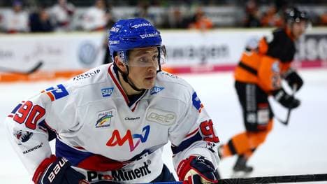 DEL:  WOLFSBURG, GERMANY - NOVEMBER 30: Luke Adam und seine Adler Mannheim sind schon für die Playoffs qualifiziert. Viele andere Teams müssen noch zittern