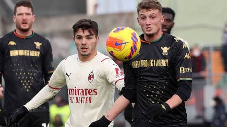 Michael Cuisance (r.) verlor bei seinem Venezia-Debüt gegen Milan