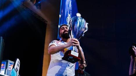 Cihan mit dem ESLM Pokal