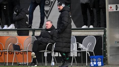 Daniel Farke (r.) und Roland Virkus stehen schwierige Monate bevor