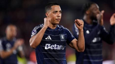 Youri Tielemans trägt das Trikot von Aston Villa