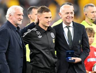 Die Frage, ob Joshua Kimmich besser im Mittelfeld oder auf der Position des Rechtsverteidigers aufgehoben ist, gilt nach wie vor als ungeklärt. Rudi Völler legt den Ball nun zu Jürgen Klopp, der eine Entscheidung treffen soll.