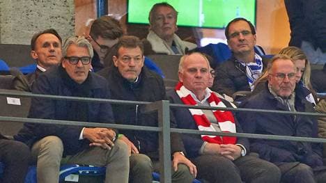 Jörg Wacker (l.) und Andreas Jung (2.v.l.) leiten mit Uli Hoeneß und Karl-Heinz Rummenigge weiter die Geschicke des FC Bayern