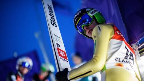 Domen Prevc hat im Vorjahr den Saisonstart dominiert und bis zur Vierschanzentournee vier Springen gewonnen