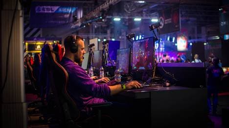 Warum immer mehr Werbetreibende Vorteile darin sehen ihr Geld in eSports zu investieren. Selbst Sänger Drake und GameStop greifen dafür jetzt tief in ihre Taschen