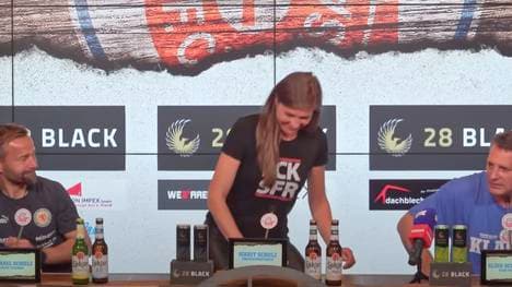 Pressesprecherin Marit Scholz bei der PK mit dem T-Shirt-Aufdruck 'FCK SFR' 