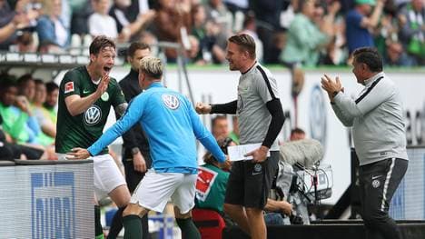 Wout Weghorst (l.) gelang gegen den FC Augsburg ein Doppelpack