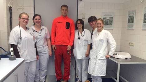 Manuel Neuer in der Kleintierklinik der LMU München