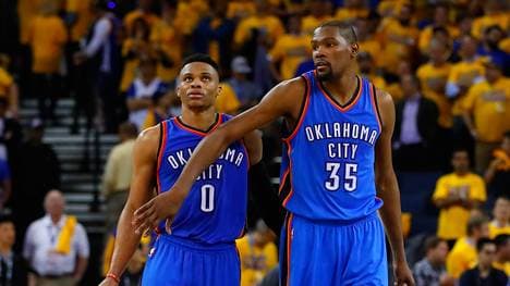 Kevin Durant (r.) und Russell Westbrook (l.) sind wohl auch im nächsten Jahr Teamkollegen