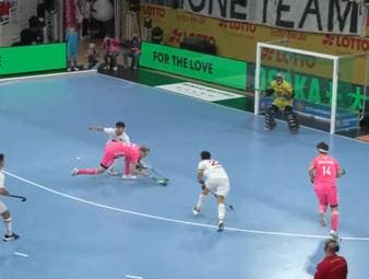 Deutschland holt sich bei der Hallenhockey-EM nach einem nervenaufreibenden Spiel gegen Spanien den Gruppensieg. Alle Tore und Highlights im Video.