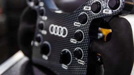 Der neue Push-to-pass-Knopf befindet sich rechts oben auf dem Audi-Lenkrad