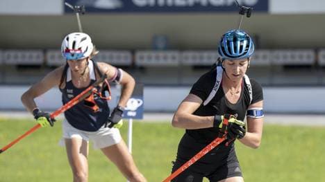 Franziska Preuß (blauer Helm) auf Skirollern 