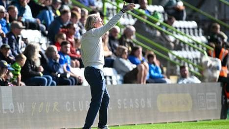 Robbie Savage, Trainer der Forest Green Rovers, wechselte aus strategischen Gründen in der ersten Minute bereits vier Spieler aus 