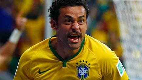 MITTELSTÜRMER: Brasiliens Fred muss sich bei der Heim-WM bislang viel Spott gefallen lassen. Der 30-Jährige wirkt im Spiel der Selecao wie ein Fremdkörper. Ein Abstaubertor gegen Kamerun - mehr hat Fred bei diesem Turnier noch nicht zustande gebracht