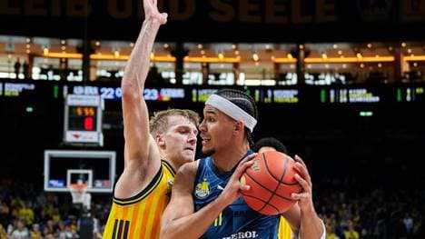 Oldenburgs Nicholas Tischer gegen Albas Sam Griesel