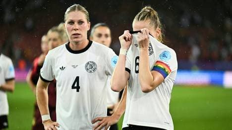 Rebecca Knaak (l.) und Janina Minge nach dem Aus