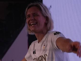 Beachvolleyball-Olympiasiegerin Laura Ludwig hat sich nach ihrem Karriereende im "Deutschen Haus" feiern lassen und ließ dabei ihren Emotionen freien Lauf.