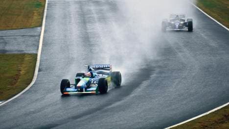 Michael Schumacher fährt in Japan bei Regen wie auf Schienen