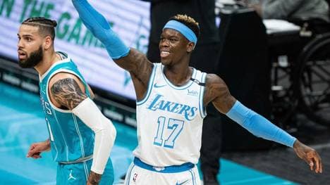 Dennis Schröder (r) will sich noch nicht festlegen