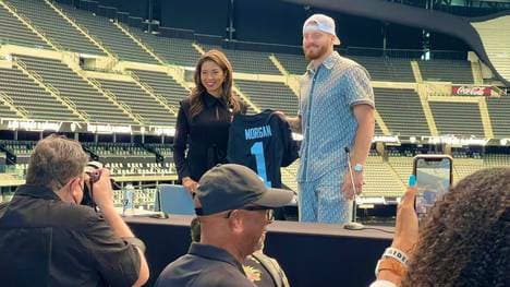 Sandra Douglass Morgan wurde zusammen mit Quarterback Maxx Crosby der Öffentlichkeit präsentiert