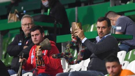 Jochen Kreiten aus Heidenheims Marketingabteilung macht mit einer Kuhglocke Lärm