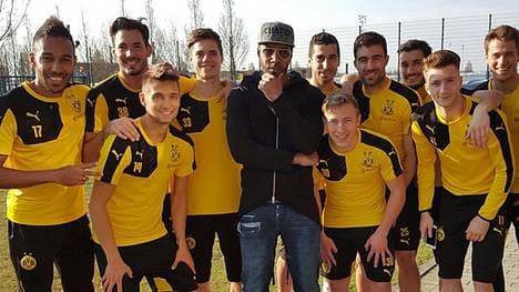 Pierre-Emerick Aubameyang (l.) mit seinen BVB-Kollegen und Rapper Ghost St. (M.)