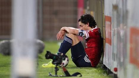 Markus Schwabl sitzt enttäuscht an der Bande nach der Niederlage gegen Waldhof Mannheim, die den Abstieg der SpVgg Unterhaching besiegelt