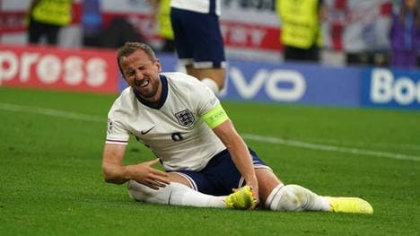 Harry Kane wurde von Denzel Dumfries am Fuß getroffen