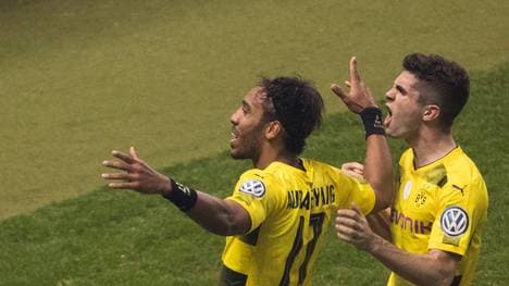 Pierre-Emerick Aubameyang (l.) und Christian Pulisic feiern gemeinsam ein Tor für den BVB