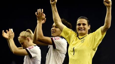 Celia Sasic (M.) und Nadine Angerer (r.) stehen auf der FIFA-Shortlist