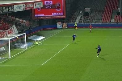 Mega-Slapstick! Torwart schießt Ball an eigene Latte