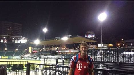 Am Stadion von Portland hat Thomas Müller für ein Erinnerungsfoto posiert.