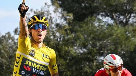 Roglic (l.) setzt sich im Sprint gegen Laporte durch