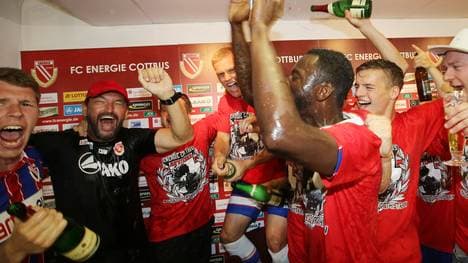 Claus Dieter Wollitz feierte mit seiner Mannschaft etwas zu überschwänglich den Aufstieg