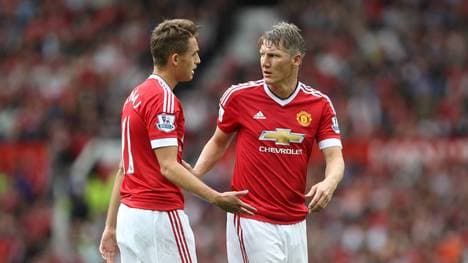 Adnan Januzaj (l.) diskutiert mit Bastian Schweinsteiger