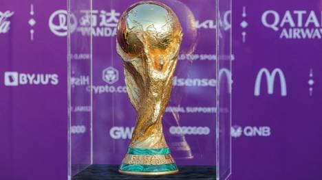 WM-Pokal kann von Fans bestaunt werden