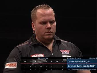 Dirk van Duijvenbode spielt in der zweiten Runde des German Darts Grand Prix gegen Dave Chisnall und wirft im ersten Leg bei 185 Punkten Rest die 180. Die fünf restlichen Punkte kann er im Anschluss nicht checken und verliert somit das Leg.