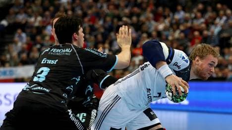 Rene Toft Hansen (rechts) vom THW Kiel im Duell mit Gummersbachs Simon Ernst 