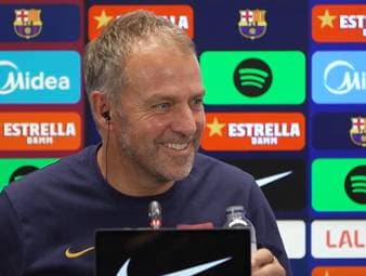 Barcelona-Trainer Hansi Flick witzelte mit einem Journalisten zum Alvarez-Poker und zeigte sich zufrieden mit dem bisherigen Fitness-Zustand von Lamine Yamal.