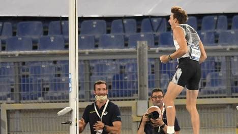 Armand Duplantis knackt Bubkas Freiluft-Bestmarke