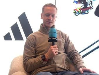 Im exklusiven SPORT1-Interview aus dem Adidas-Haus in Cortina richtet Johannes Thingnes Bö emotionale Worte an Laura Dahlmeier. 