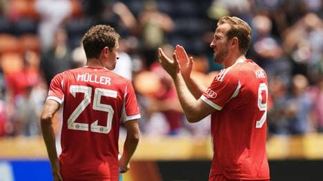 Thomas Müller (l.) mit Harry Kane 