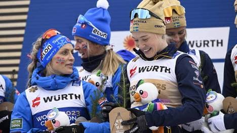 Therese Johaug (li.) musste sich der schwedischen Staffel um Jonna Sundling (re.) geschlagen geben