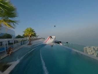 Der Wakeskating-Pionier Brian Grubb ist als erster Mensch von einem Pool eines Wolkenkratzers in Dubai gesprungen. Der US-Amerikaner sprang vom 294 Meter hohen Address Beach Resort.